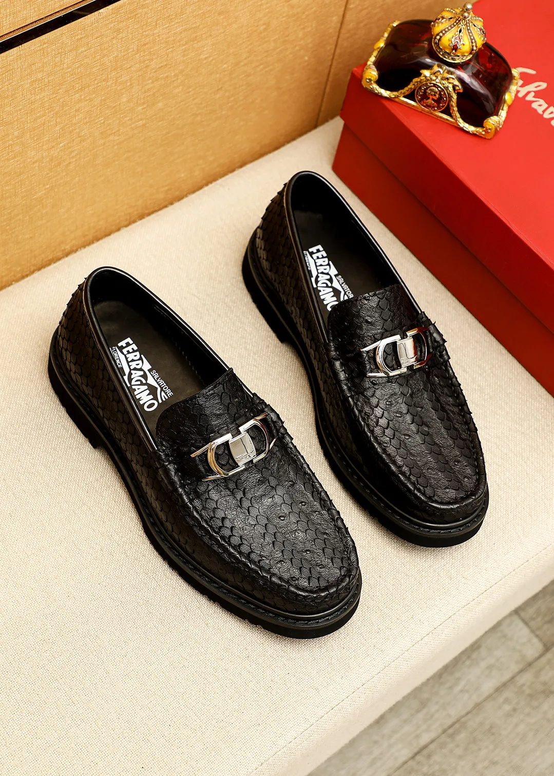 Men's shoes 💰520 💐 Product trademark: Ferragamo "Ferragamo" casual leather shoes Regular size: 38-44 (45.46🉑️customized) Product materials: Selected imported first-layer calfskin embossed upper + original hardware buckle, imported water-dyed cow leather lining. Strong three-dimensional visual effect, original outsole color: 1⃣️color optional